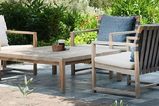 Gartenmöbel aus Holz auf einer Terrasse